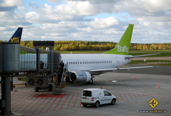 Boeing 737-548