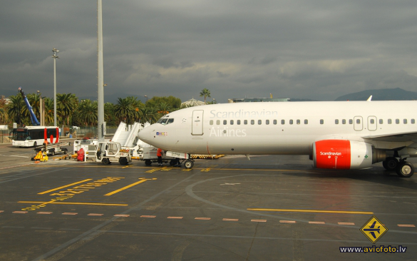 Boeing 737-883