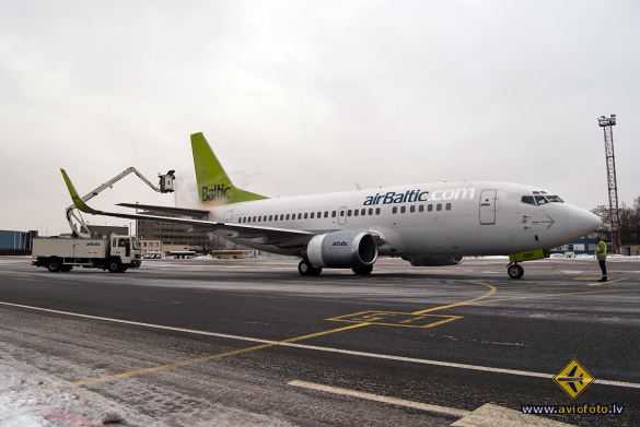 Boeing 737-548