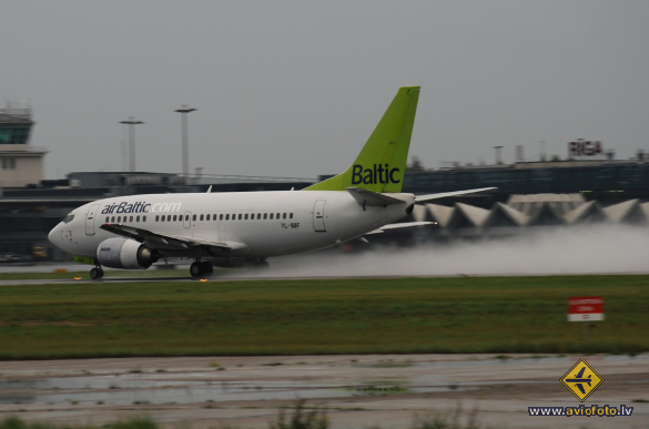 Boeing 737-548