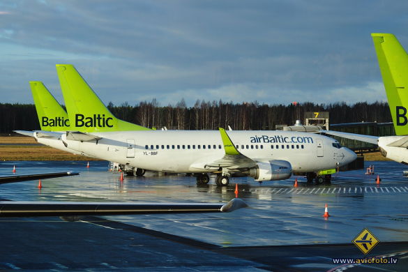 Boeing 737-548