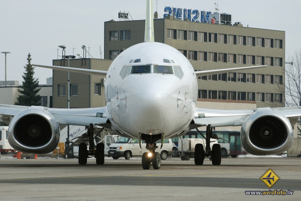 Boeing 737-548
