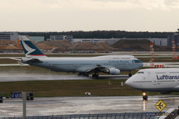 Boeing 747-412