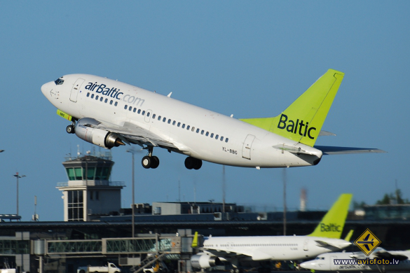 Boeing 737-548