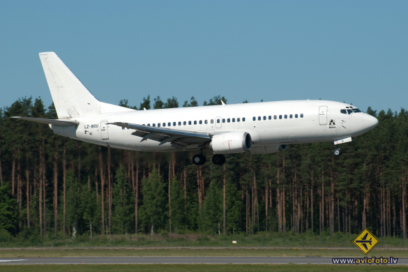 Boeing 737-3L9