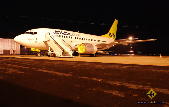 Boeing 737-548