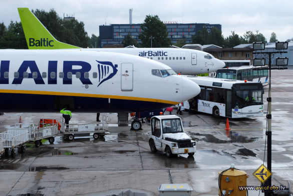 Boeing 737-8AS