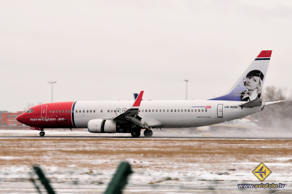 Boeing 737-86N