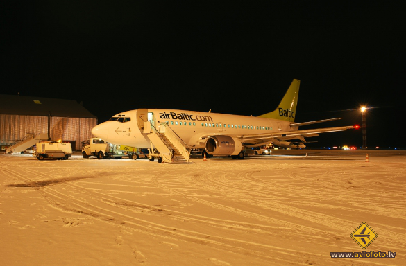 Boeing 737-548