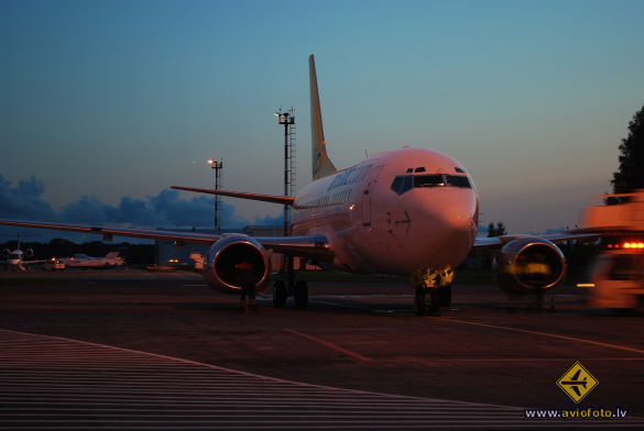 Boeing 737-548