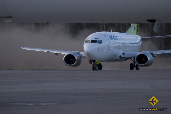 Boeing 737-548