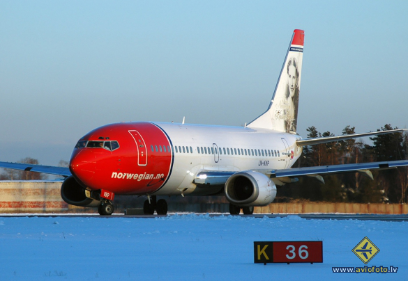 Boeing 737-3M8