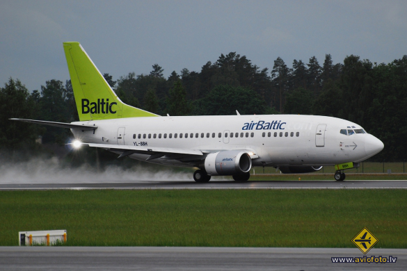Boeing 737-548