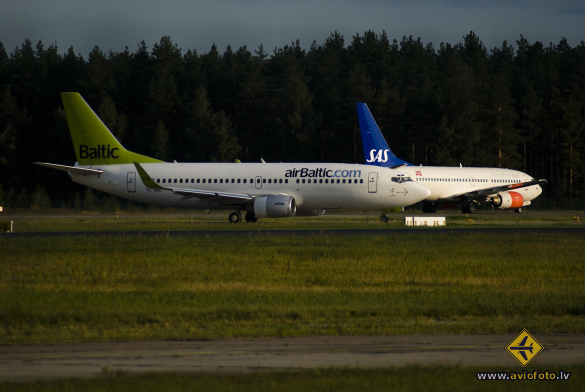 Boeing 737-33V