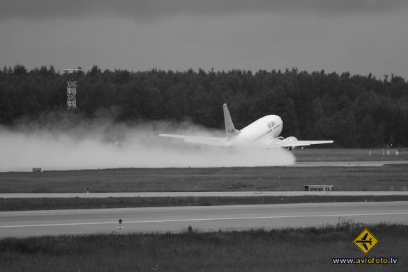 Boeing 737-548