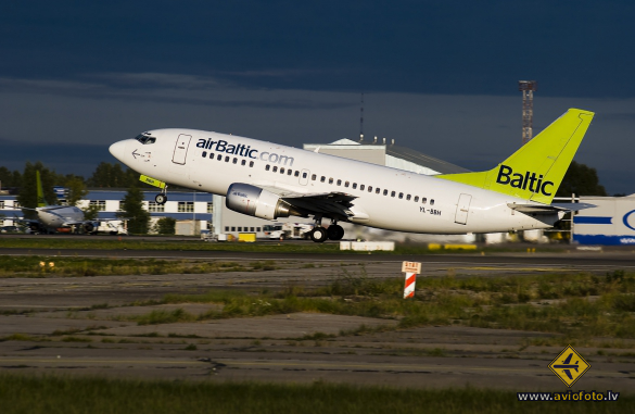 Boeing 737-548
