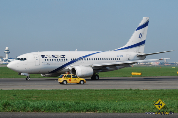 Boeing 737-758