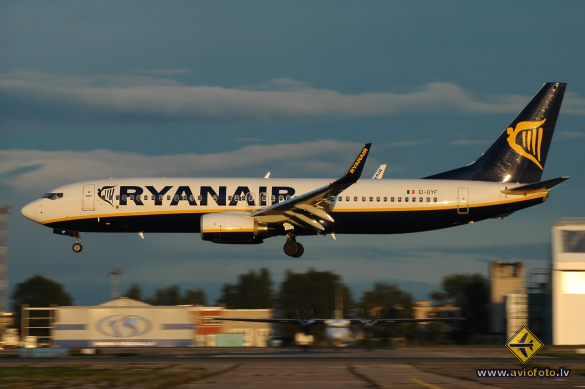 Boeing 737-8AS