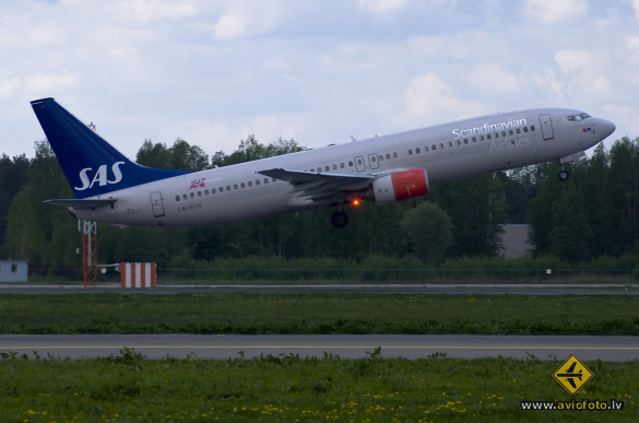 Boeing 737-883