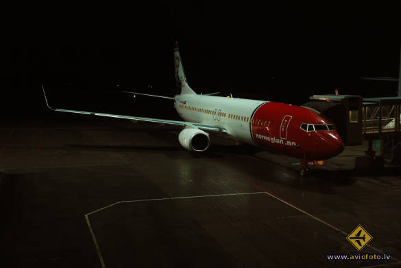 Boeing 737-8DY