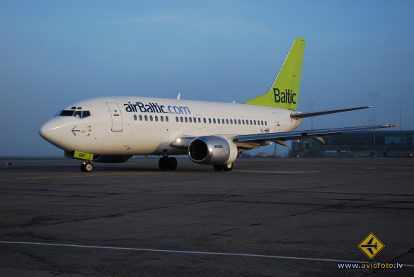 Boeing 737-548