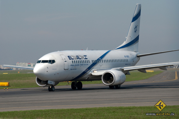 Boeing 737-758