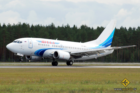 Boeing 737-528