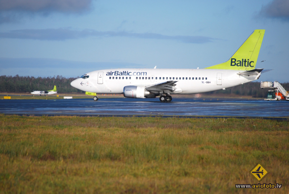 Boeing 737-548