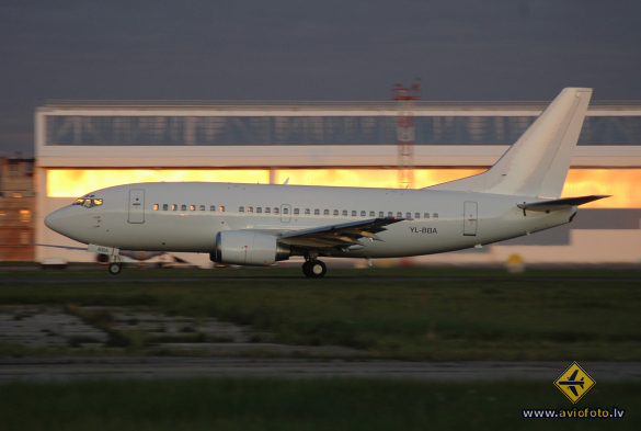 Boeing 737-505