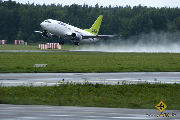 Boeing 737-548