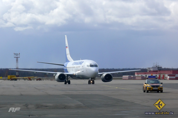Boeing 737-548