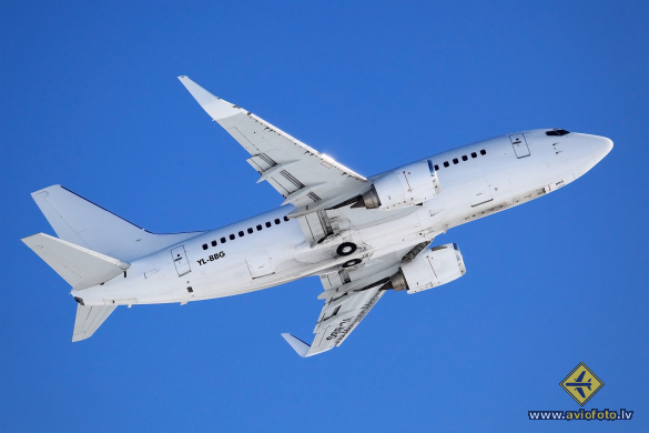 Boeing 737-548