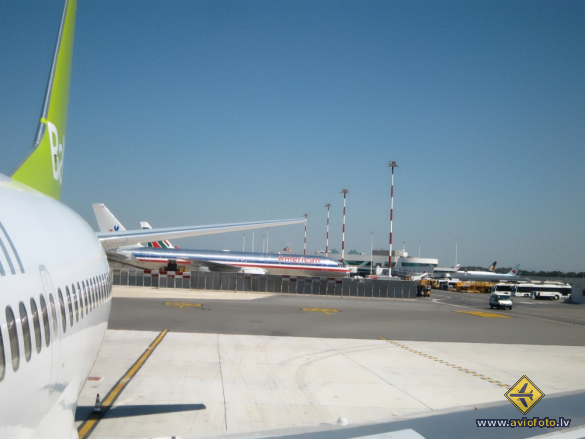 Boeing 737-548