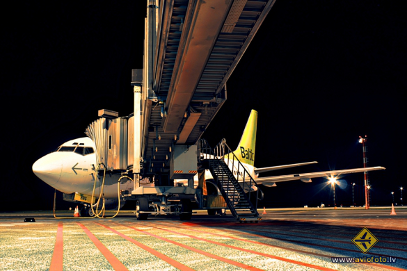 Boeing 737-548