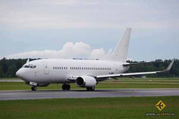 Boeing 737-548