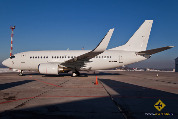 Boeing 737-548