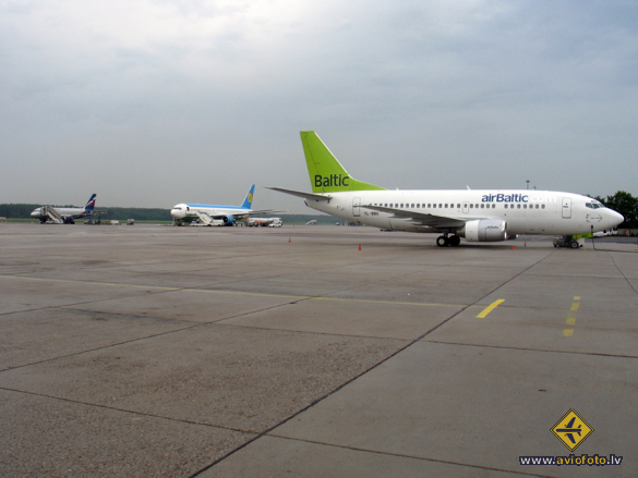 Boeing 737-548