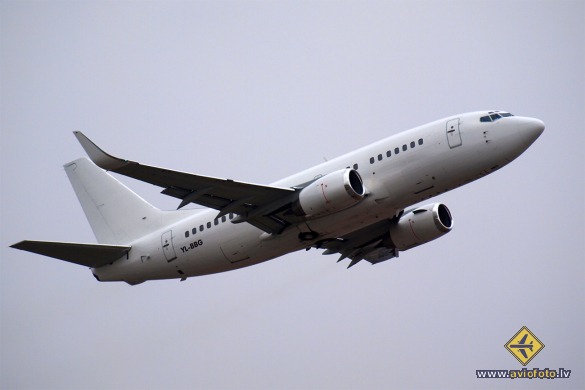 Boeing 737-548