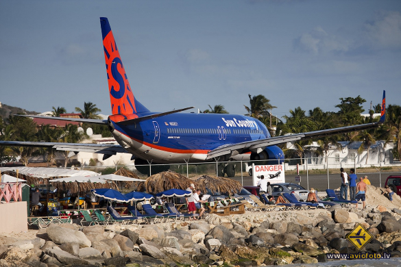 Boeing 737-8BK