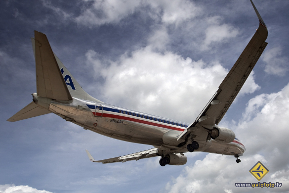 Boeing 737-823