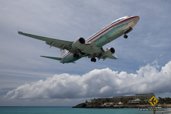 Boeing 737-823
