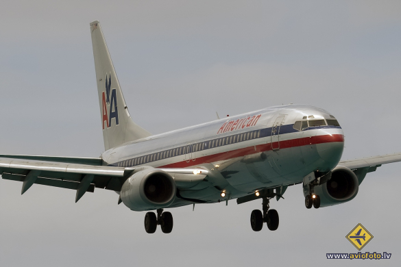 Boeing 737-823