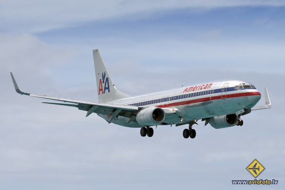 Boeing 737-823