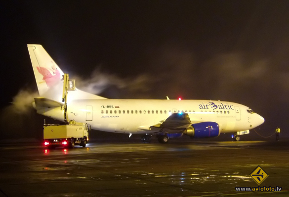 Boeing 737-505