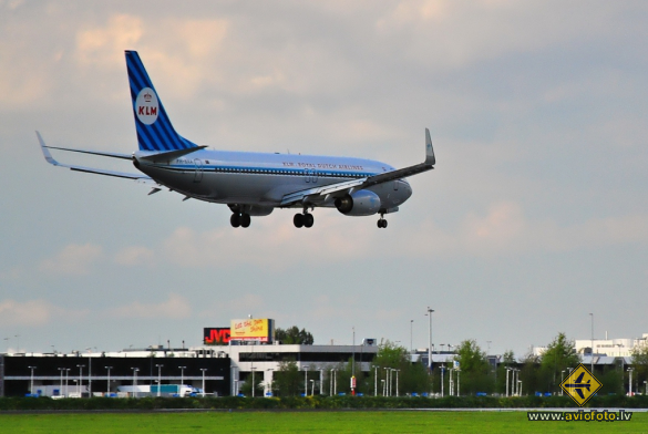 Boeing 737-8K2