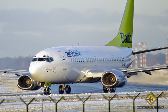 Boeing 737-548