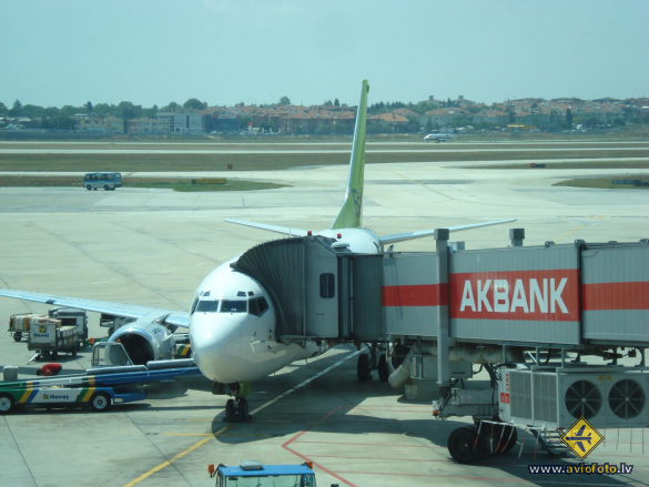 Boeing 737-548