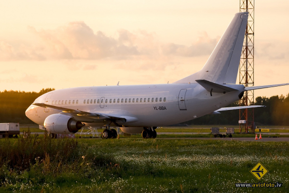 Boeing 737-505