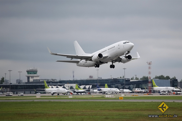Boeing 737-548