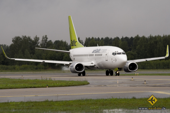Boeing 737-548